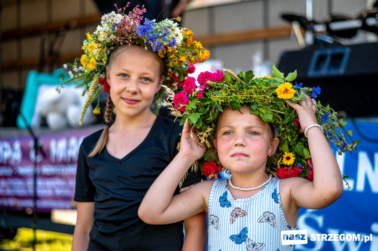 Kolorowe wianki na głowach ozdobiły Świętojański Festyn Parafialny w Jaroszowie [FOTO] 